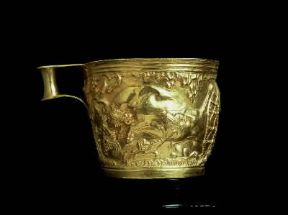 CiviltÃ  cretese-micenea. Tazza d'oro da VafiÃ², sec. XV a. C. (Atene, Museo Archeologico Nazionale). De Agostini Picture Library / G. Nimatallah
